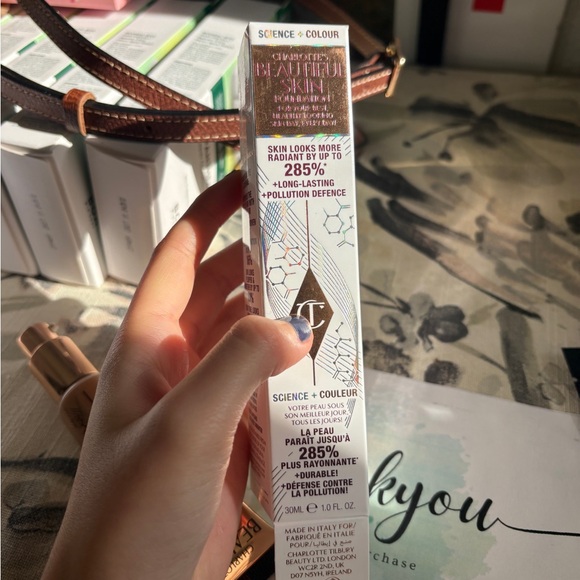 Charlotte Tilbury beautiful Skin Foundation - shade 6N - Picture 5 of 7